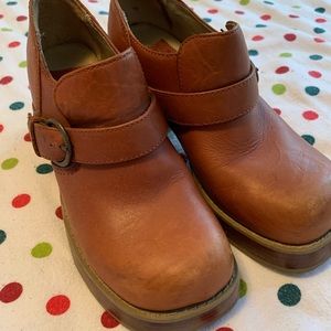 American Eagle tan leather platform pant boots